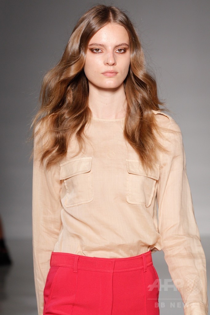 膝下丈のスカートでエレガントに、「ジル・スチュアート」15年春夏