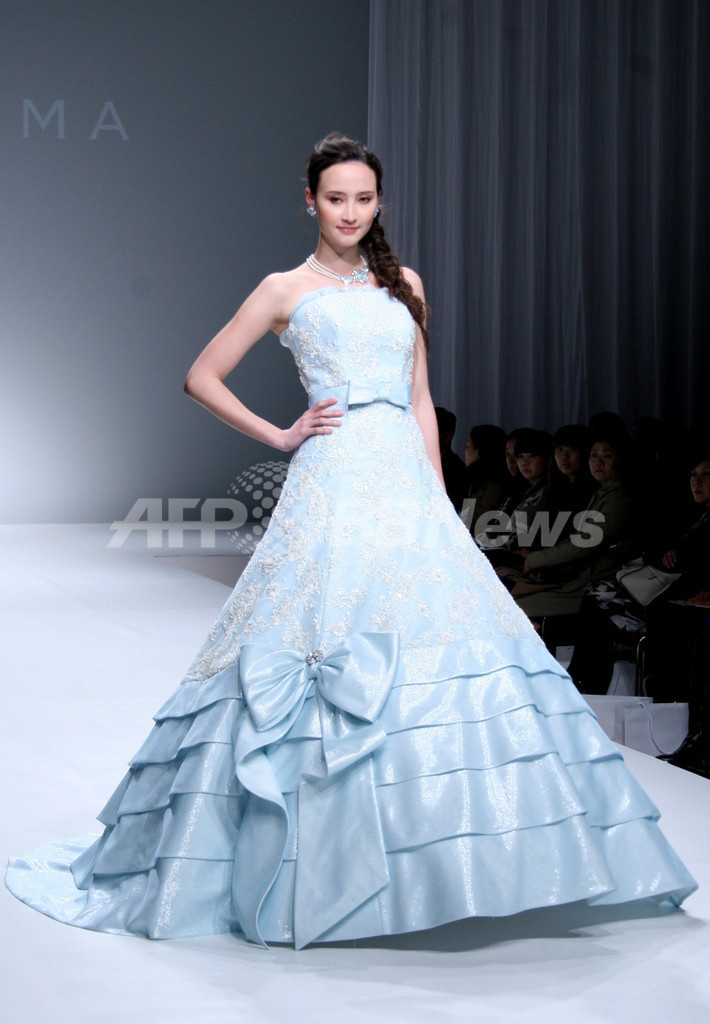 アンテプリマ、ウエディングドレスのデビューコレクションを発表