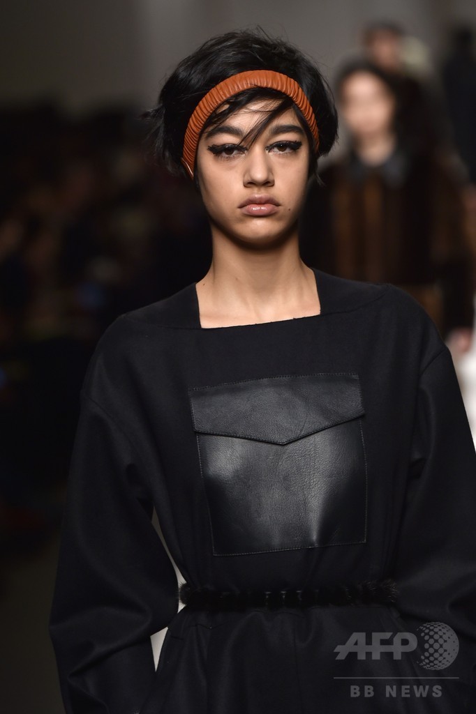 スイスのアーティスト、ゾフィー・トイベル=アルプの作品から着想、「フェンディ」15/16秋冬