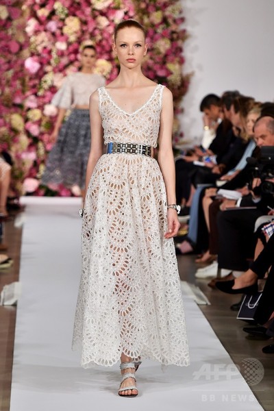 淡い色使いのギンガムチェック、「オスカー・デ・ラ・レンタ」15年春夏