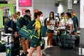 東京五輪出場後の14日間の隔離期間を終え、空港で荷物を回収するオーストラリア代表の選手（2021年8月17日撮影）。(c)Saeed KHAN/ AFP