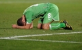 2010年サッカーW杯南アフリカ大会（%%2010 World Cup%%）1次リーグC組、米国対アルジェリア。試合は後半ロスタイムにランドン・ドノバン（%%Landon Donovan%%）が決勝点を挙げた米国が1-0で勝利し、勝ち点5の同組1位で決勝トーナメントに進んだ。写真は米国に得点を許し落胆するアルジェリアのメディ・ラサン（%%Mehdi Lacen%%）。（2010年6月23日撮影）(c)AFP/VINCENZO PINTO