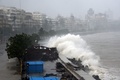 インド・ムンバイに打ち寄せる波（2021年5月17日撮影）。(c)Sujit Jaiswal / AFP