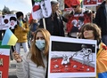 ウクライナの首都キーウで、ロシアによるイラン製無人機でのウクライナ攻撃に抗議するイラン人ら（2022年10月28日撮影）。(c)Genya SAVILOV / AFP