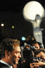 チェコのカルロヴィ・ヴァリ（Karlovy Vary）で開催されているカルロヴィ・ヴァリ国際映画祭（Karlovy Vary International Film Festival）で5日、英俳優ジュード・ロウ（Jude Law）がこれまでの芸術的貢献を評価されクリスタル・グローブ（Crystal Globe）賞を受賞した。写真は、会場となったホテルに到着し、レッドカーペットで取材を受けるジュード・ロウ（2010年7月5日撮影）。(c)AFP/MICHAL CIZEK