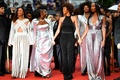南仏カンヌで開催中の第71回カンヌ国際映画祭で、レッドカーペットに集まり人種差別を非難したアイサ・マイガら黒人、混血の女優たち（2018年5月16日撮影）。(c)AFP PHOTO / Alberto PIZZOLI