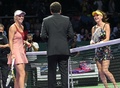 女子テニス、WTAツアー選手権（BNP Paribas WTA Championships - Singapore 2014）4日目。コイントスを見つめるカロリーネ・ボズニアツキ（Caroline Wozniacki、左）とアニエスカ・ラドワンスカ（Agnieszka Radwanska、2014年10月23日撮影）。(c)AFP/ROSLAN RAHMAN