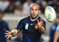 パスを出すフランスのフレデリック・ミシャラク（%%Frederic Michalak%%）。(c)AFP/FRANCK FIFE