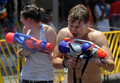 タイの首都バンコク（Bangkok）で12日、翌日から始まるタイ正月ソンクラーン（Songkran）を前に、通行人らが互いに水を掛け合って新年を祝う水かけ祭り「ソンクラーン・フェスティバル（Songkran Festival）」が開催された。

写真は、旅行者でにぎわうカオサン（Khao San）通りで、水を掛け合う外国人観光客ら（2012年4月12日撮影）。(c)AFP/PORNCHAI KITTIWONGSAKUL
