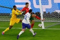 サッカー欧州選手権準々決勝、ポルトガル対フランス。ゴール前でフランスのGKマイク・メニャン（左）と競り合うポルトガルのクリスティアーノ・ロナウド（中央、2024年7月5日撮影）。(c)Odd ANDERSEN / AFP