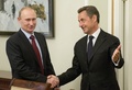 ロシア・モスクワ郊外の大統領公邸で、フランスのニコラ・サルコジ元大統領（右）を迎えるウラジーミル・プーチン大統領（2012年11月14日撮影）。(c)NATALIA KOLESNIKOVA / AFP POOL / AFP