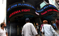 ニューヨーク（New York）のタイムズスクエア（Times Square）で、株価急落を伝える電光掲示板を見る人びと（2008年9月29日撮影）。(c)AFP/Getty Images/Rick Gershon