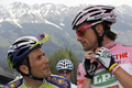 第92回ジロ・デ・イタリア（%%2009 Giro d&apos;Italia%%）第7ステージ（インスブルックからキアヴェンナ、244キロメートル）。チームコロンビア-ハイロード（%%Team Columbia-High Road%%）のエドヴァルド・ボアッソン（%%Edvald Boasson Hagen%%、ノルウェー）が、5時間56分53秒を記録してステージ優勝を飾った。写真はスタート前に言葉を交わすLPRブレイクス・ファルネーゼヴィーニ（%%LPR Brakes - Farnese Vini%%）のダニーロ・ディルーカ（%%Danilo Di Luca%%、右）とリクイガス（%%Liquigas%%）のイヴァン・バッソ（%%Ivan Basso%%）。（2009年5月15日撮影）(c)AFP/DAMIEN MEYER