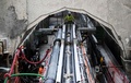 パリ五輪・パラリンピックへ向けたセーヌ川浄化作業の一環で、排水処理場で機械を操作する職員（2023年7月12日撮影）。(c) Emmanuel DUNAND / AFP