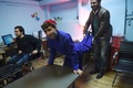 アフガニスタンのオーディション番組に出場し、カナダのジャスティン・トルドー首相に似ているとして有名になったアブドゥル・サラム・マフトゥンさん（中央）。アフガニスタン首都カブールのスタジオにて（2019年1月13日撮影）。(c)WAKIL KOHSAR / AFP