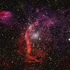 「大マゼラン雲」内にある星団「NGC 1850」。欧州南天天文台（ESO）の超大型望遠鏡VLTと米航空宇宙局（NASA）と欧州宇宙機関（ESA）のハッブル宇宙望遠鏡で実施した可視光観測のデータを合成して作成。星団を取り巻く赤みがかったフィラメント（糸状）構造は巨大な水素ガスの雲でできており、超新星爆発の残骸と考えられる（2021年11月11日公開）。(c)AFP PHOTO / European Southern Observatory