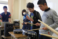 神奈川県相模原市で、障害に合わせて特別に開発された打楽器「オープン・メッシュ・パッド（Open Mesh Pad）」を使った授業を受ける相模原中央支援学校の生徒たち（2016年2月2日撮影）。(c)AFPBB News/Yoko Akiyoshi