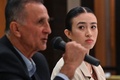 都内で先進7か国（G7）の大使らと面会した元人質のイスラエル人女性ノア・アルガマニさん（右、2024年8月21日撮影）。(c) Richard A. Brooks / AFP