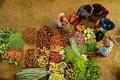 スリランカ・コロンボの市場で、野菜を売る人々（2025年2月17日撮影）。(c)Ishara S. KODIKARA / AFP