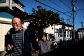 神奈川県川崎市で、認知症の妻の公子さんを散歩に連れ出す伊藤金政さん（2017年1月10日撮影）。(c)AFP/BEHROUZ MEHRI 