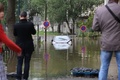 パリの自由の女神像近くで、セーヌ川の氾濫により水に漬かった車を見る人々（2016年6月2日撮影）。(c)AFP/LUDOVIC MARIN