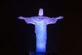 ブラジル・リオデジャネイロ（Rio de Janeiro）のコルコバード（Corcovado）の丘に立つ、ウルグアイの国旗の色に染め上げられた巨大なキリスト像（Christ the Redeemer、2014年6月11日撮影）。(c)AFP/YASUYOSHI CHIBA