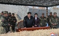 北朝鮮の非公開の場所で訓練を行う朝鮮人民軍の訓練を視察する金正恩（キム・ジョンウン）朝鮮労働党総書記と娘のジュエさん。朝鮮中央通信（KCNA）提供（2024年3月15日撮影、同16日公開）。(c)AFP PHOTO/KCNA VIA KNS