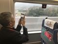 車内から写真を撮る乗客（2018年12月25日撮影）。(c)CNS/張強