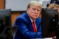 米ニューヨークの裁判所で行われた、不倫相手に口止め料を支払ったとされる事件の裁判開始日をめぐる審問に出席したドナルド・トランプ前米大統領（2024年3月25日撮影）。(c)JUSTIN LANE / POOL / AFP