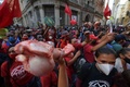 ブラジル・サンパウロの証券取引所前で抗議するホームレス労働者運動（MTST）のメンバー（2021年9月23日撮影）。(c)NELSON ALMEIDA / AFP