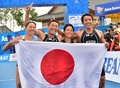 第17回アジア競技大会（17th Asian Games、Asiad）トライアスロンの混合リレーを制し、国旗を掲げて喜ぶ（左から）佐藤優香（Yuka Sato）、田山寛豪（Hirokatsu Tayama）、上田藍（Ai Ueda）、細田雄一（Yuichi Hosoda、2014年9月26日撮影）。(c)AFP/JUNG YEON-JE