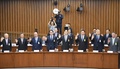 韓国・朴槿恵（パク・クネ）大統領の親友による国政介入疑惑に絡み国会の聴聞会に呼ばれ、証言の前に宣誓する韓国財閥トップら（2016年12月6日撮影）。(c)AFP/JUNG YEON-JE