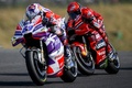 ロードレース世界選手権、第1戦ポルトガルGP、MotoGPスプリントレースに臨むプラマック・レーシングのホルヘ・マルティン（左）とドゥカティ・レノボ・チームのフランチェスコ・バニャイア（2023年3月25日撮影）。(c)PATRICIA DE MELO MOREIRA / AFP