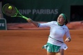 全仏オープンテニス、女子シングルス準々決勝。リターンを打つエレナ・オスタペンコ（2017年6月6日撮影）。(c)AFP/GABRIEL BOUYS