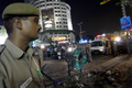 インド・ニューデリー（New Delhi）中心部のコノート・プレイス（Connaught Place）の連続爆発現場を警備する警察官（2008年9月13日撮影）。(c)AFP/TENGKU BAHAR