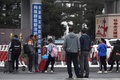 中国・内モンゴル自治区通遼の学校に戻った生徒らと校門外で待つ保護者ら。新カリキュラムに反対し、学校を約1週間ボイコットした（2020年9月10日撮影）。(c)NOEL CELIS / AFP