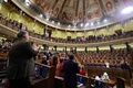 スペインの首都マドリードの議会で、トランスジェンダーの権利保障法案の可決を受け、拍手する議員ら（2022年12月22日撮影）。(c)Thomas COEX / AFP