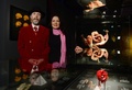 全身標本の前でポーズを取る解剖学者グンター・フォン・ハーゲンス氏（写真左）とその妻でキュレーターのアンジェリーナ・ホエーリー氏（写真中央）（2015年2月17日撮影）。(c)AFP/JOHN MACDOUGALL