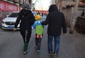 中国・北京で、男の襲撃があった西城区の小学校から保護者に付き添われて下校する児童（2019年1月8日撮影）。(c)Greg Baker / AFP