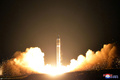 北朝鮮の朝鮮中央通信（KCNA）が公開した、大陸間弾道ミサイル（ICBM）「火星15」発射の画像（2017年11月29日撮影、30日公開）。(c)AFP/KCNA VIA KNS