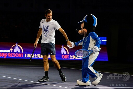 フェデラーがディズニーの人気キャラクターと共演、中国・上海の