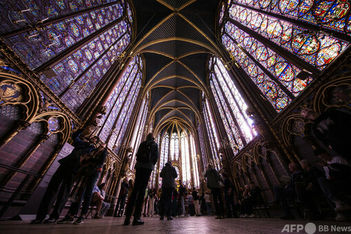 壁面に広がる聖書の1133場面 仏教会のステンドグラス 写真15枚 国際