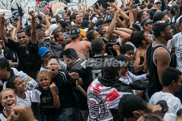 コリンチャンス優勝に歓喜する地元サポーター、クラブW杯 写真15枚