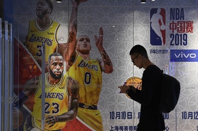 NBAトップ、中国とのビジネスで代償払っても「表現の自由支持」
