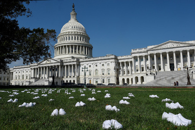 全米看護師連合、議会前に164足の靴 コロナ支援策訴え