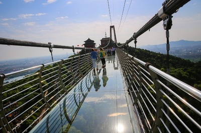 空中を歩いている気分？ 全長518メートルのガラス張りの橋