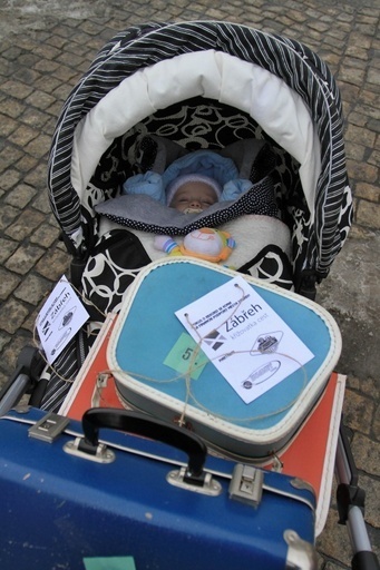 あっちもこっちもスーツケース！世界記録に挑戦、チェコ