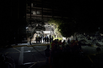 メキシコの石油会社ビル爆発、暗闇の中で捜索活動続く
