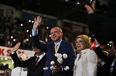 エルドアン大統領、トルコ与党党首に返り咲き 集権化進む