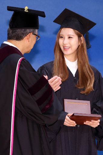 少女時代ソヒョン、大学卒業式で功労賞を受賞